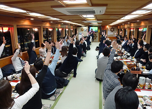 屋形船で一年間の慰労会を開催。