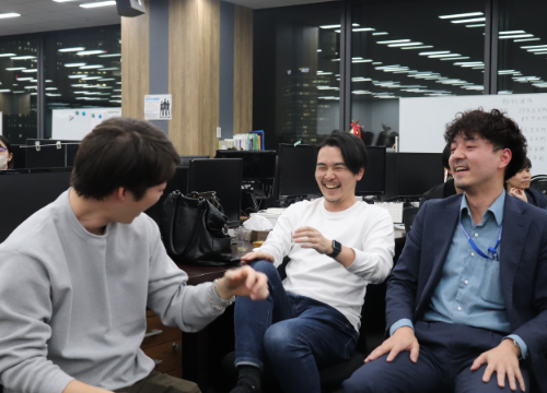 オフィスでの懇親会は、他部署との交流も深まります。