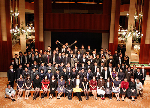 半年ごとに行われるキックオフ＆表彰式で社員全員集合。