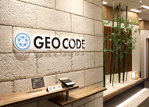 本社エントランスはこだわり&自慢の和風。