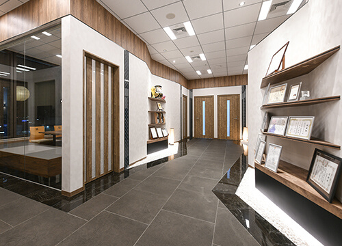 応接エリアにはこれまでいただいた表彰状やトロフィが並びます。