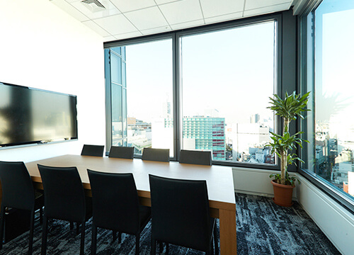 新宿の街を一望できる角部屋です。