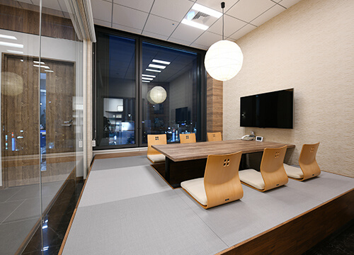 特に自慢の会議室は、和の趣あふれる掘りごたつ式の会議室です。