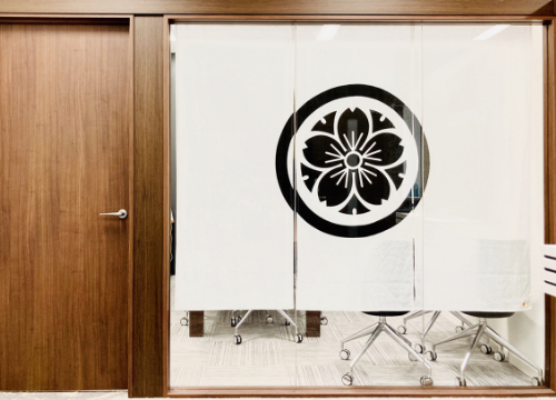 関西支社のエントランスは、ロゴののれんでお出迎え。