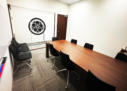 のれんの向こう側は会議室です。