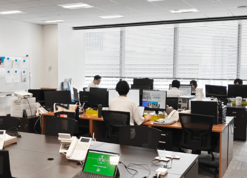 関西支社の執務エリアは、本社に比べるとコンパクトですが窓が大きく開放的！