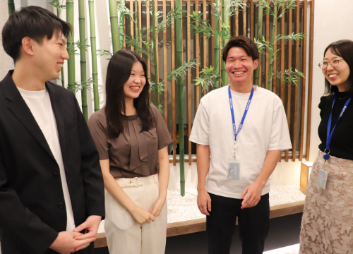 エントランスの前で、休憩時間は部署の垣根を越えて、雑談も盛り上がります。