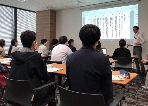 社員の成長を支える、社長による研修の様子。